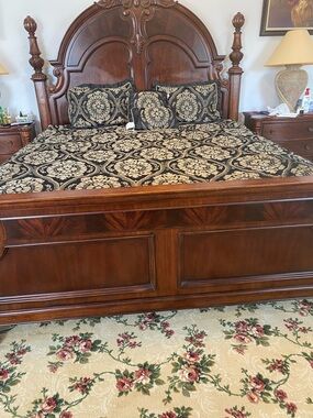 Elegant Black and Gold Medallion Comforter - Unbranded